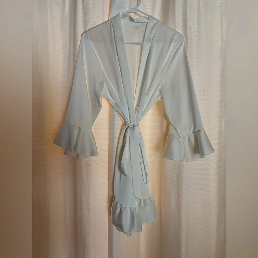 White Silky Robe 👰♀️ - Picture 1 of 8